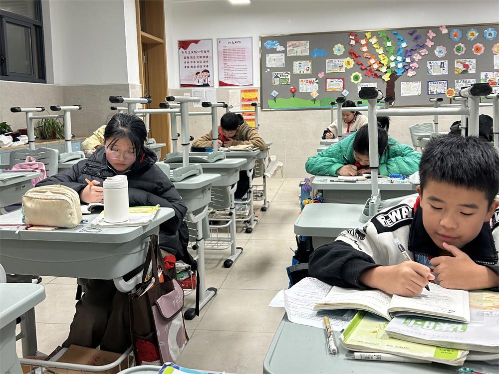 小孩们在桌子边

低可信度描述已自动生成