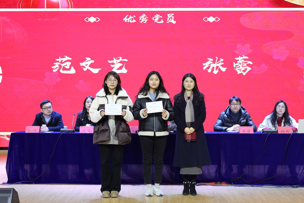 图片包含 人, 女人, 院子, 男人

描述已自动生成