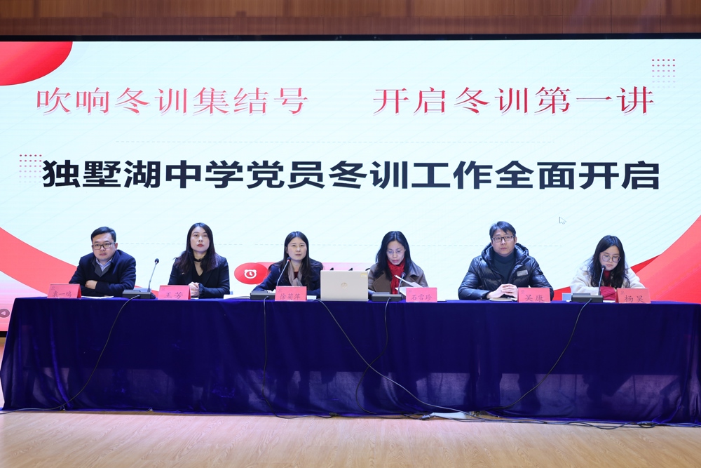 图片包含 男人, 女人, 人们

描述已自动生成