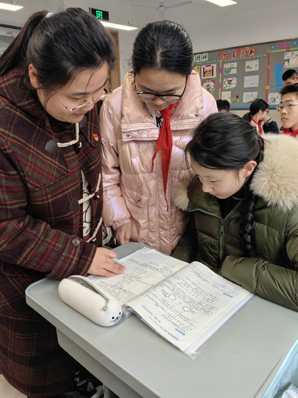 桌子上摆放着广告卡片的人们

低可信度描述已自动生成