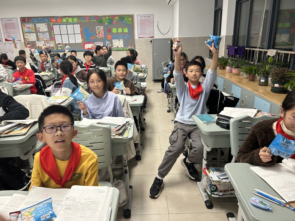 一群小孩坐在桌子前

中度可信度描述已自动生成