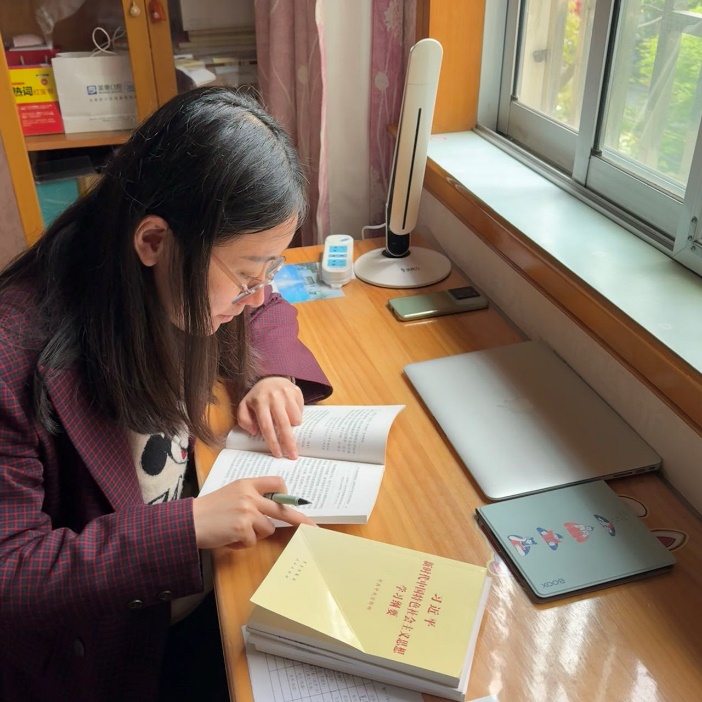 女人拿着手机

中度可信度描述已自动生成