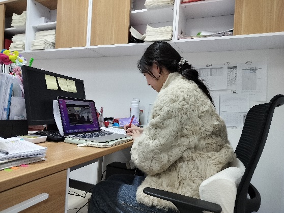 人在玩电脑

低可信度描述已自动生成