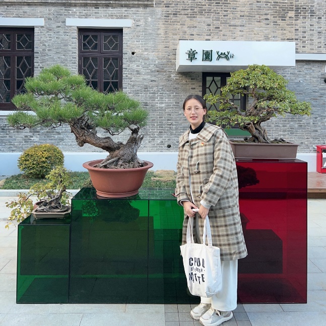 人站在建筑前

中度可信度描述已自动生成