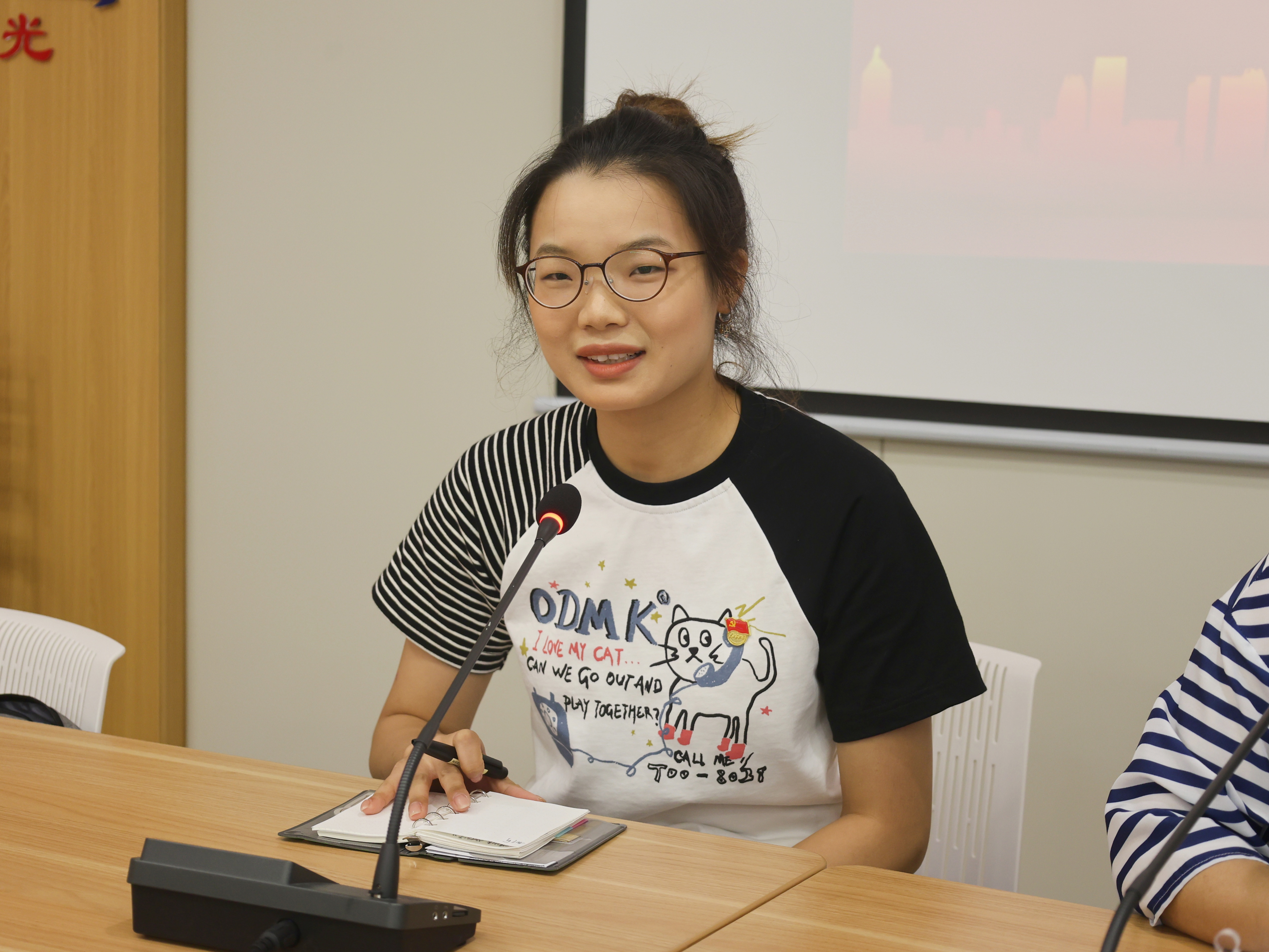 图片包含 人, 室内, 桌子, 条纹

描述已自动生成