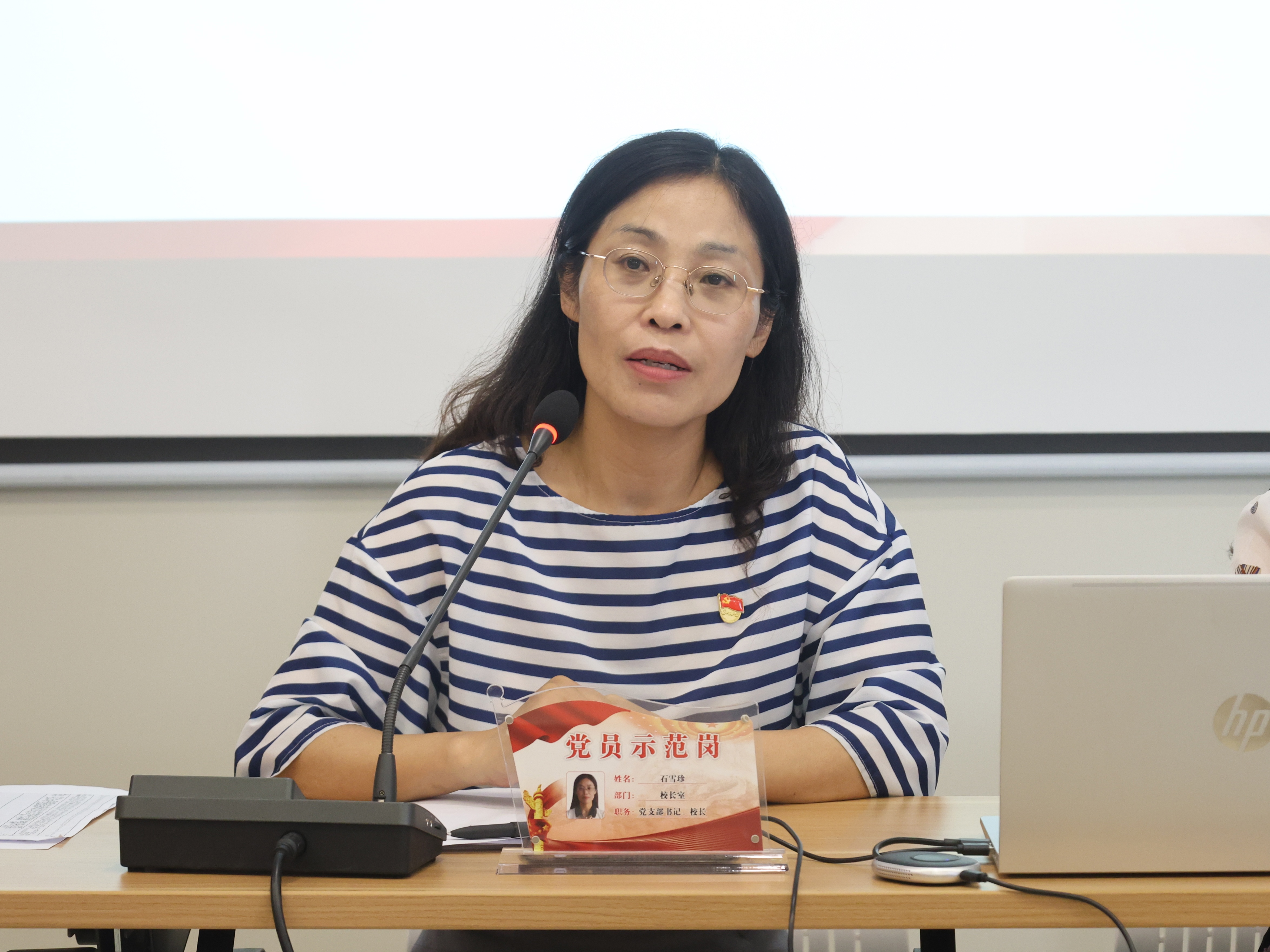 女人趴在桌子上

中度可信度描述已自动生成