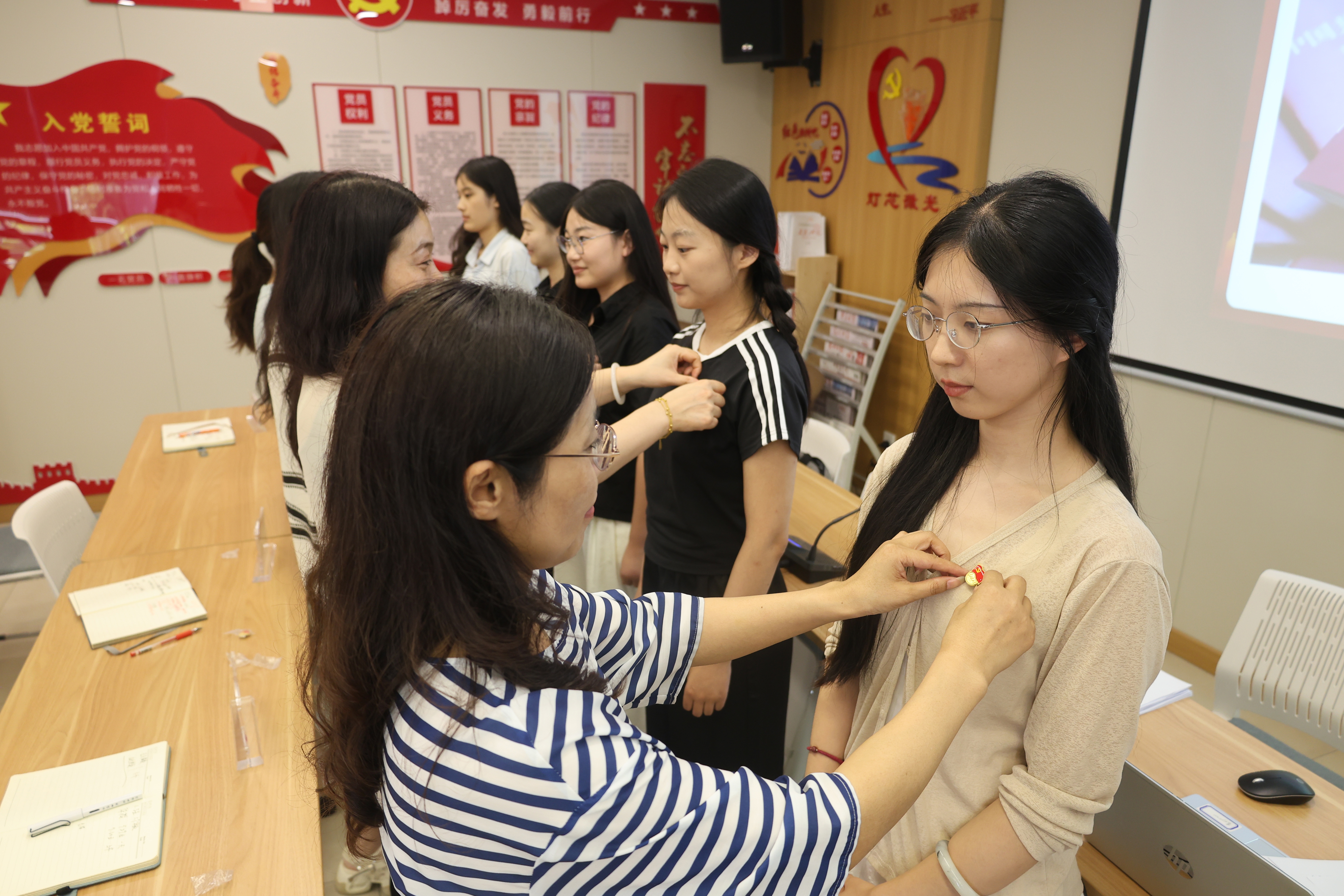 图片包含 游戏机, 女人, 播放, 年轻

描述已自动生成