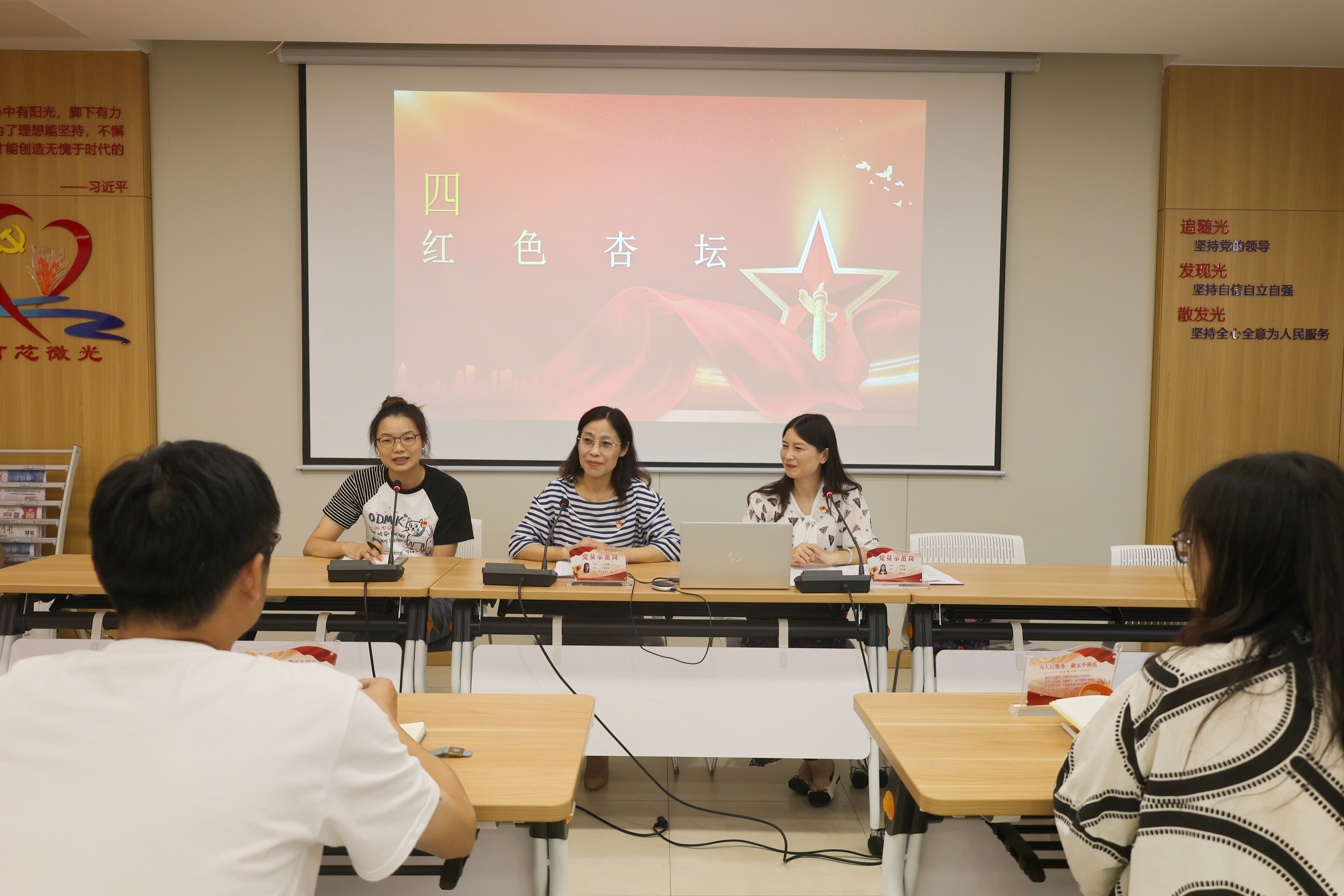 一群人在餐厅里

中度可信度描述已自动生成