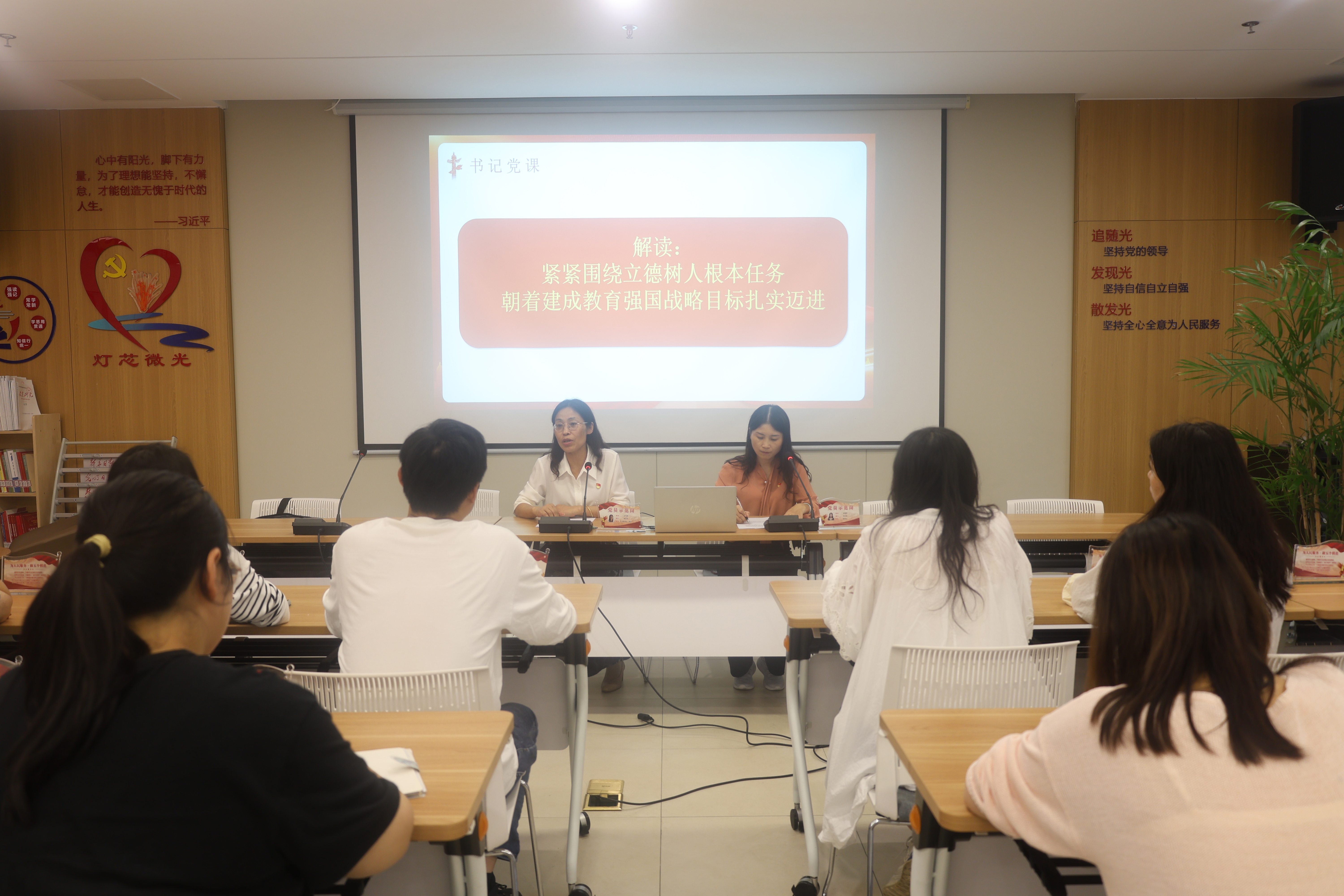 一群人在餐厅里坐着女人

中度可信度描述已自动生成