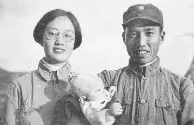 男人和女人的旧照片

描述已自动生成