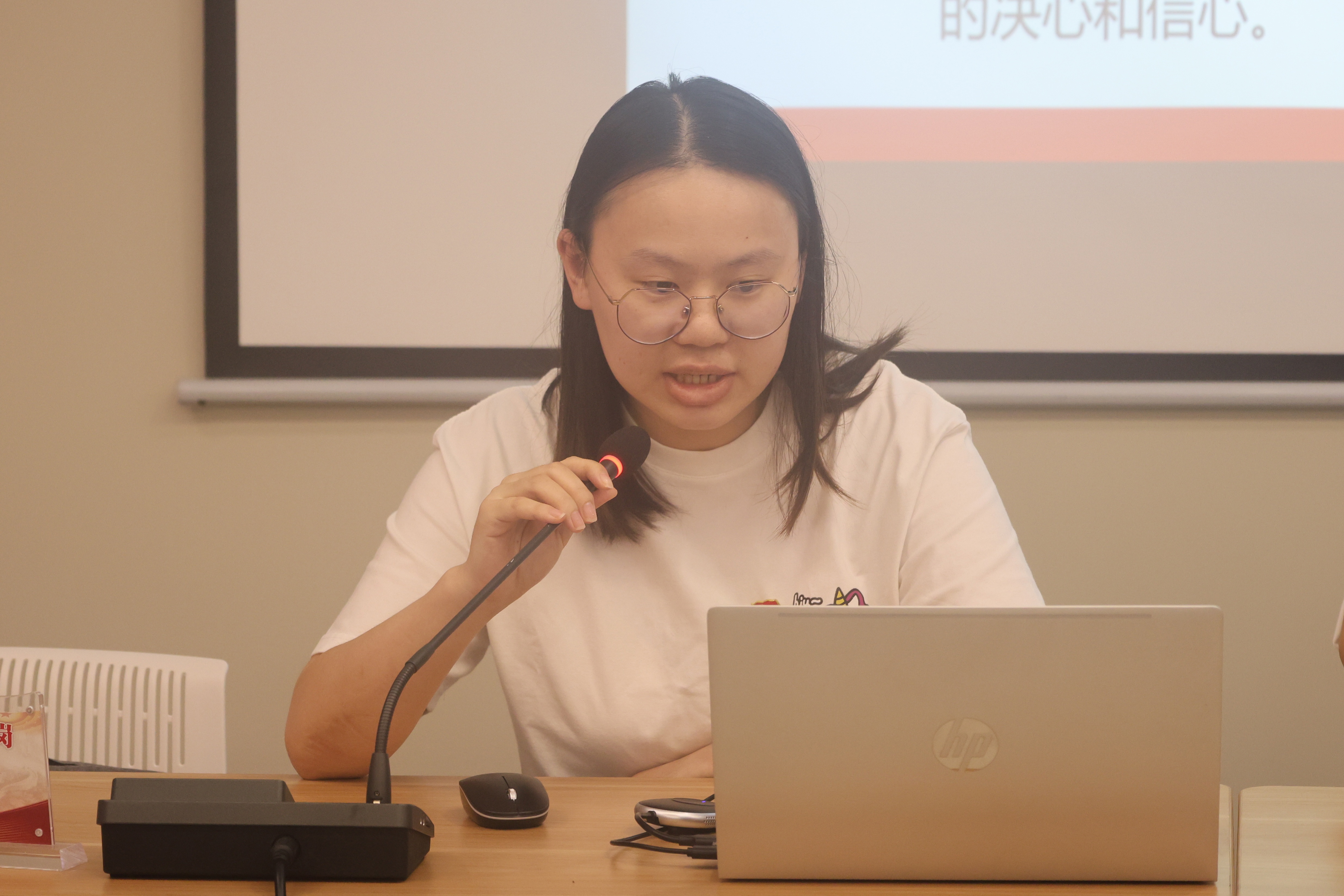 电脑前的男人和女人站在桌子上

中度可信度描述已自动生成