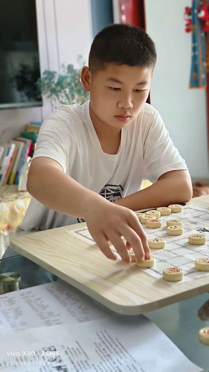 桌子前的人

中度可信度描述已自动生成