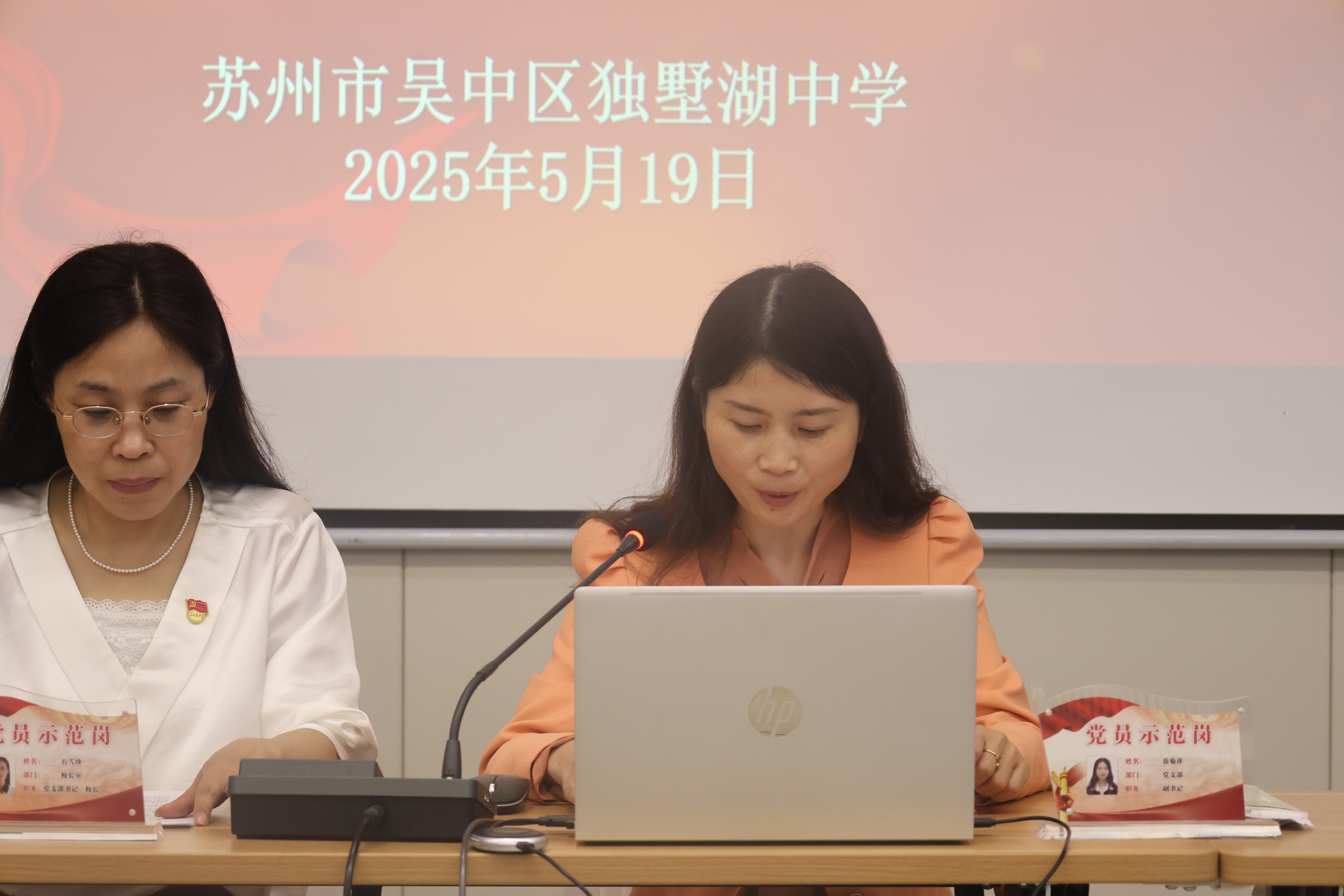女人坐在电脑前

AI 生成的内容可能不正确。