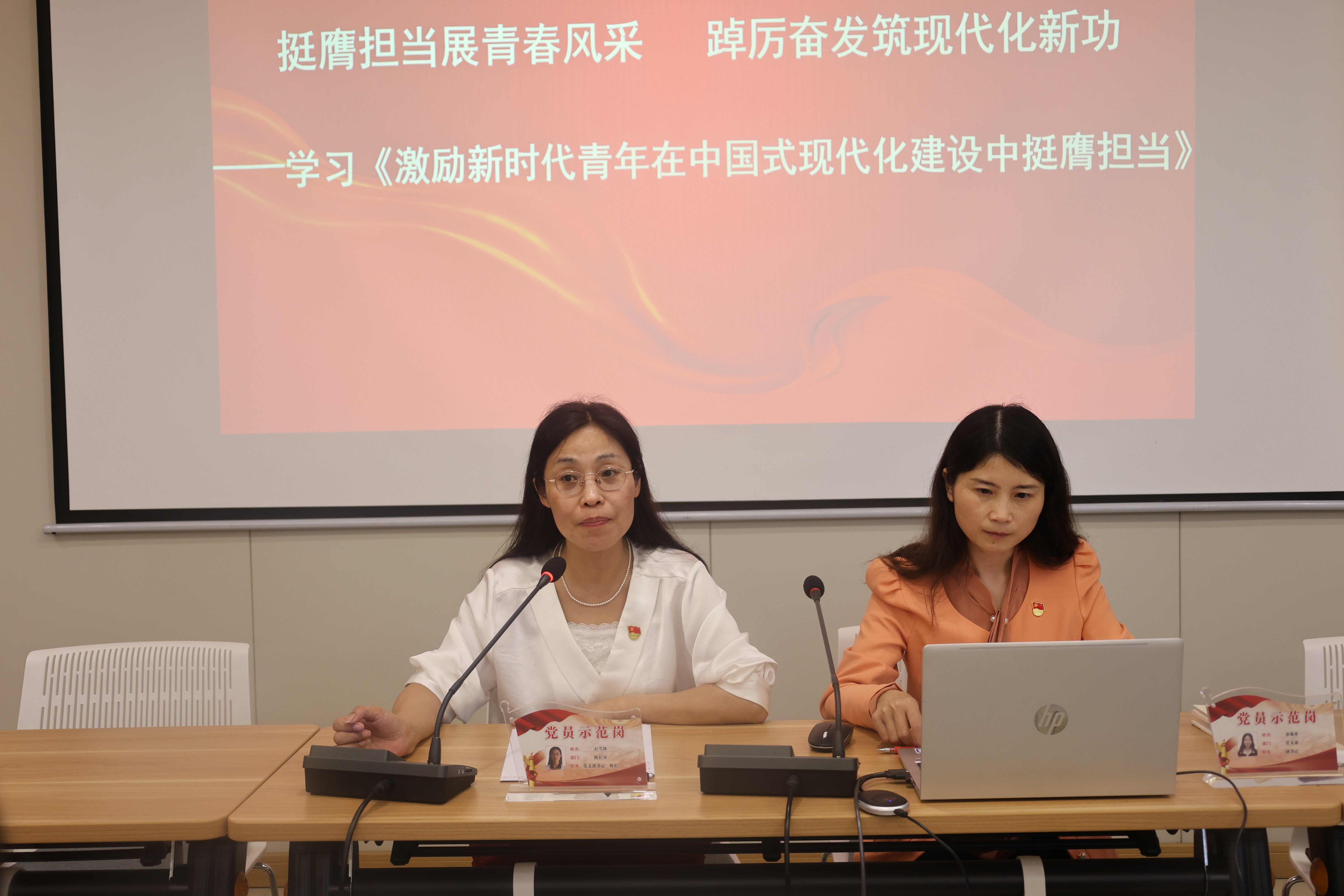 图片包含 女人, 桌子, 照片, 对着

AI 生成的内容可能不正确。