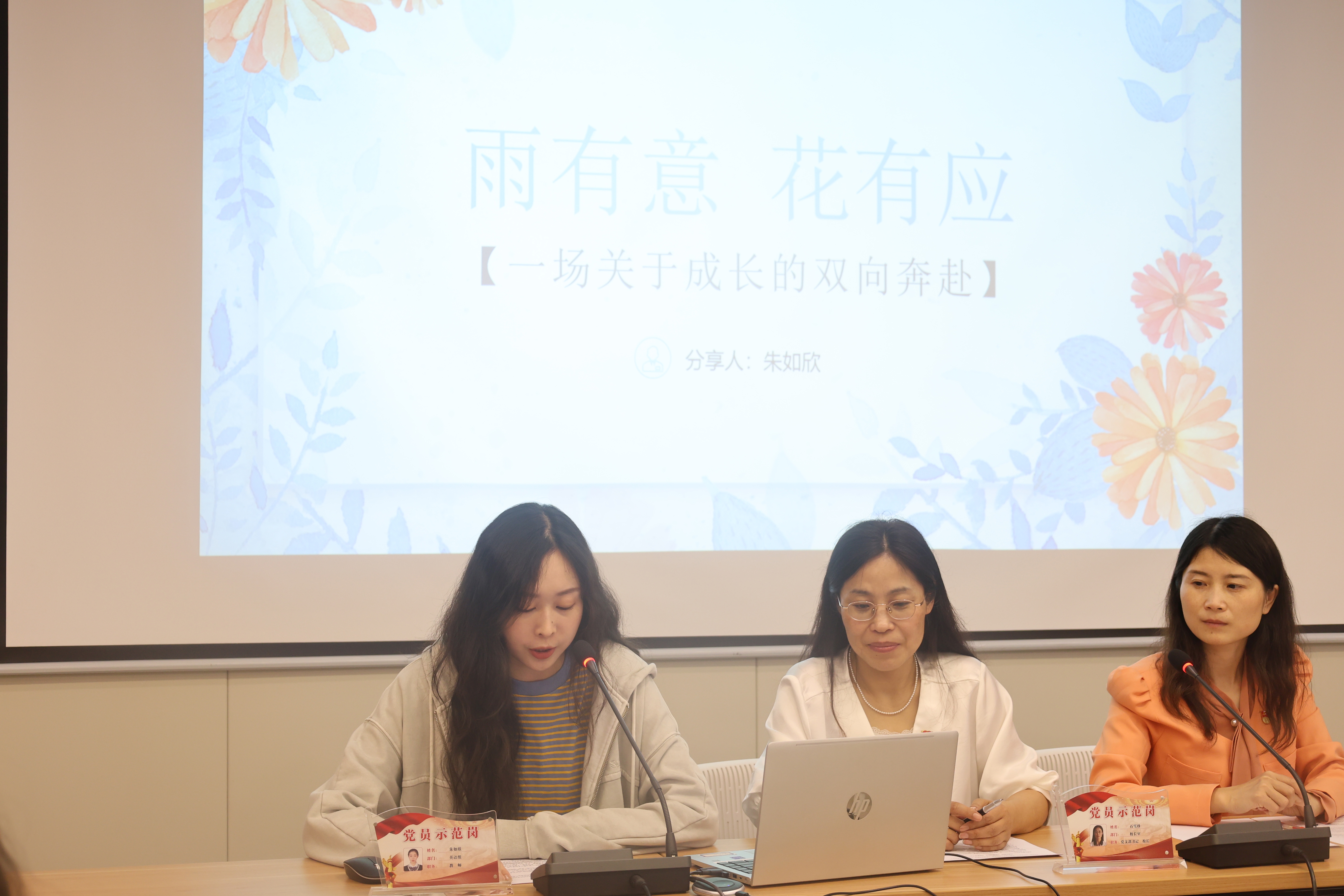 一群男人和女人在桌子前
AI 生成的内容可能不正确。