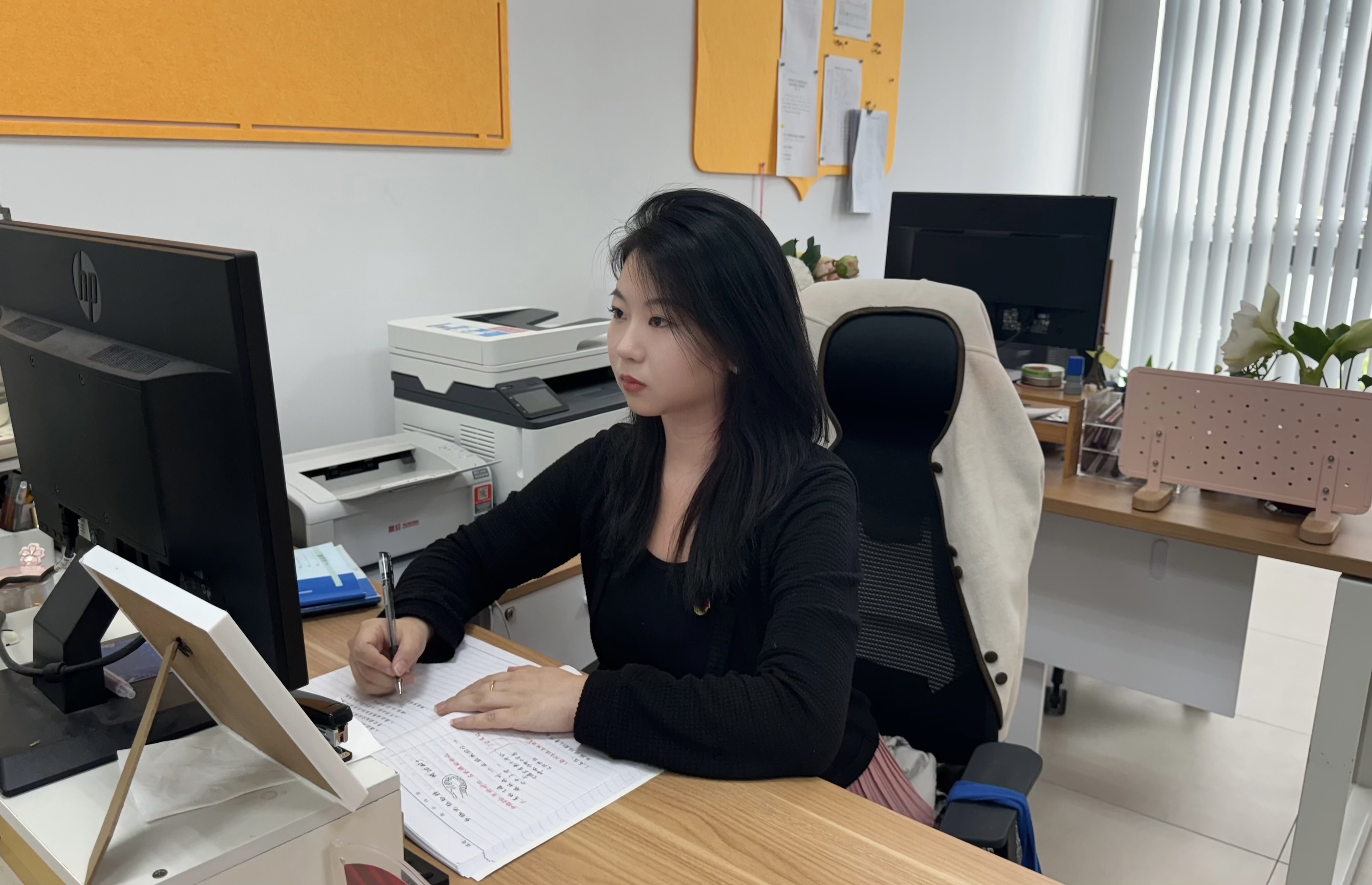 图片包含 游戏机, 桌子, 电脑, 女人

AI 生成的内容可能不正确。