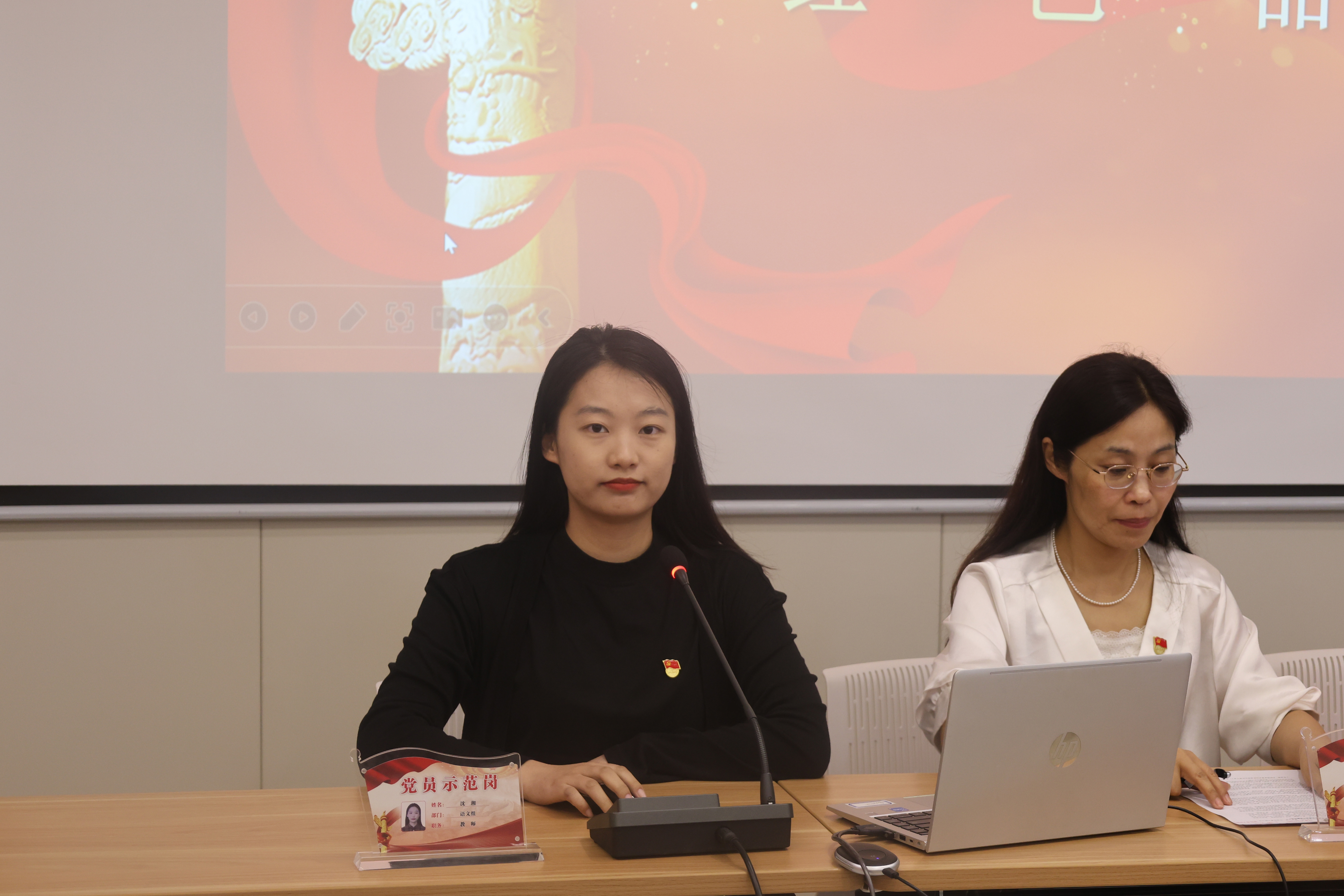 电脑前的男人和女人

AI 生成的内容可能不正确。