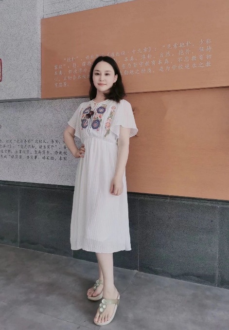 穿裙子的人

中度可信度描述已自动生成