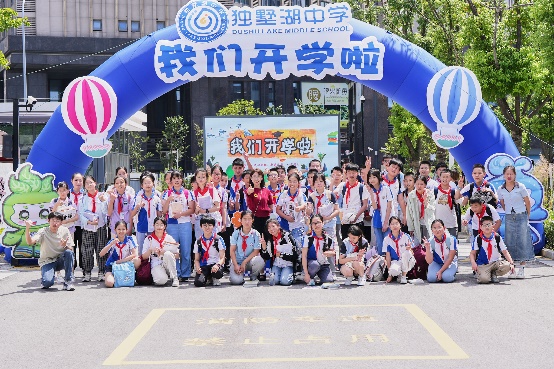 一群穿着蓝色衣服的人在街道上

描述已自动生成