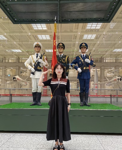 一群穿着制服的人

低可信度描述已自动生成