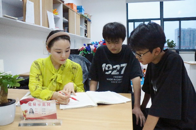 图片包含 人, 桌子, 室内, 窗户

描述已自动生成