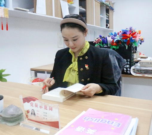 穿黑色衣服的人在桌子前吃蛋糕
低可信度描述已自动生成