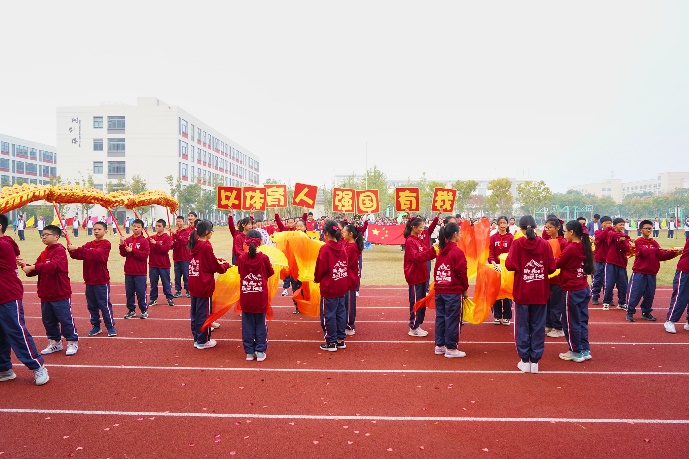 一群人的足球比赛

中度可信度描述已自动生成