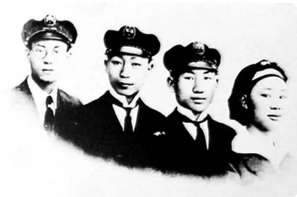 一群穿着西装笔挺的男子黑白照

描述已自动生成