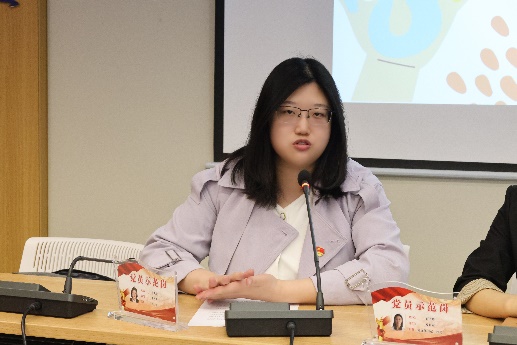 女人坐在桌子前

中度可信度描述已自动生成