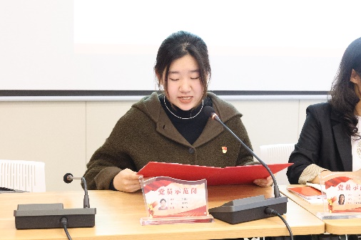 男人和女人在桌子边

低可信度描述已自动生成