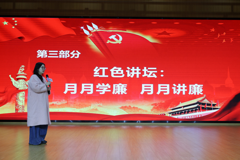 图片包含 水, 男人, 院子, 标志

描述已自动生成