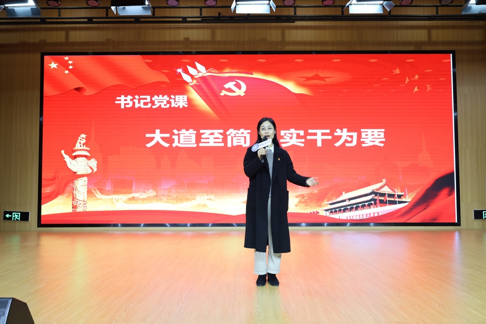 图片包含 室内, 男人, 桌子, 站

描述已自动生成