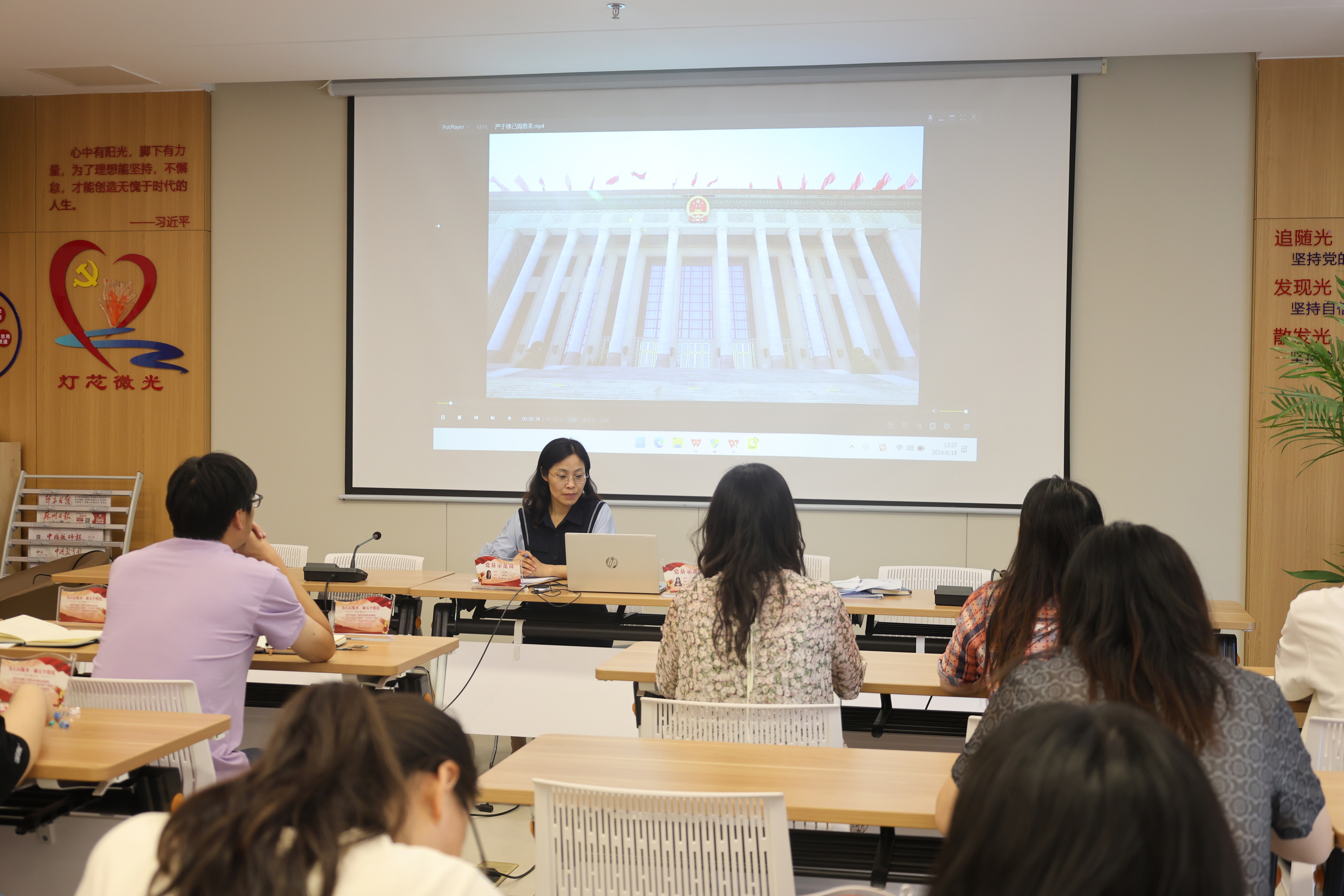 一群人在开会

描述已自动生成