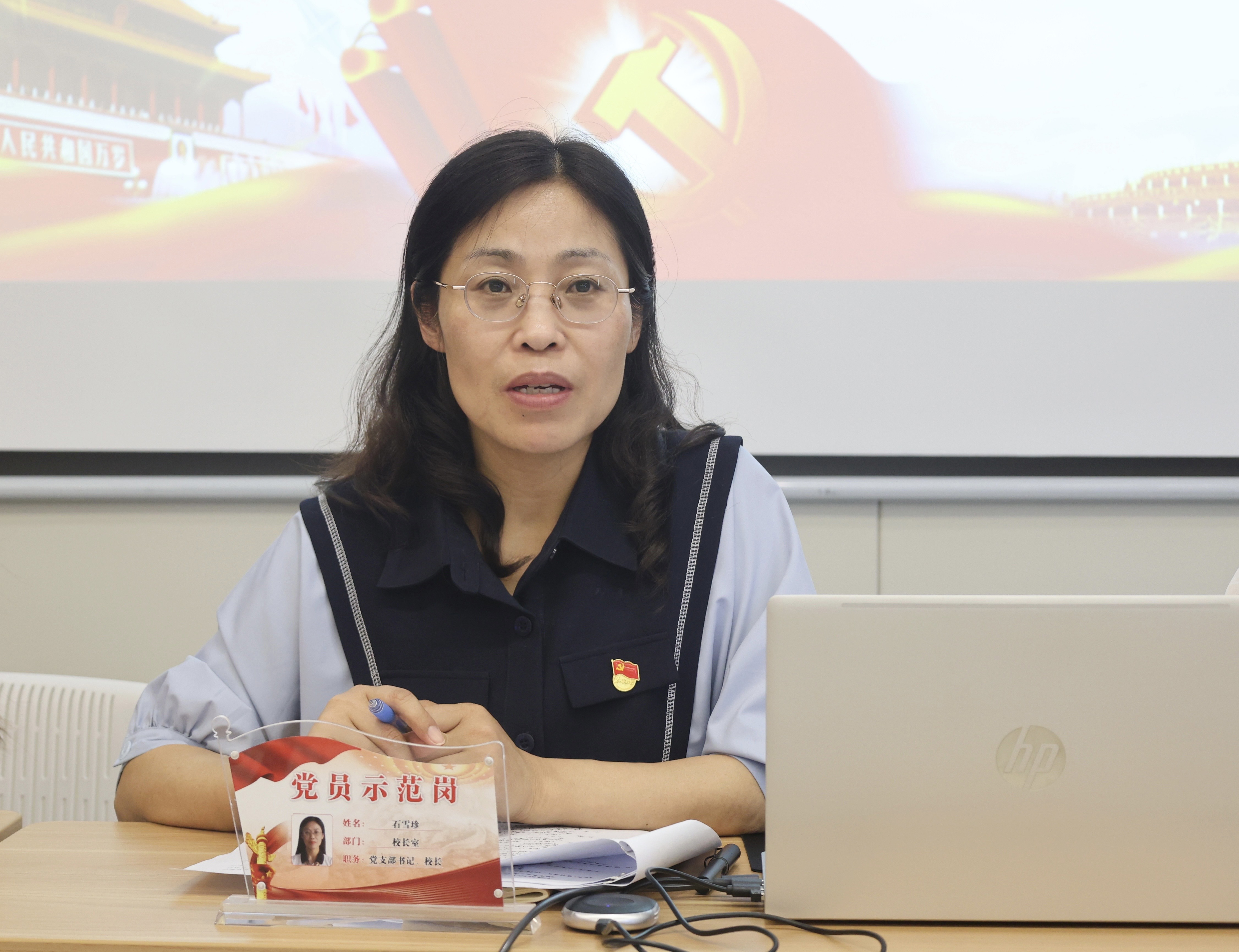 电脑前的女人

描述已自动生成