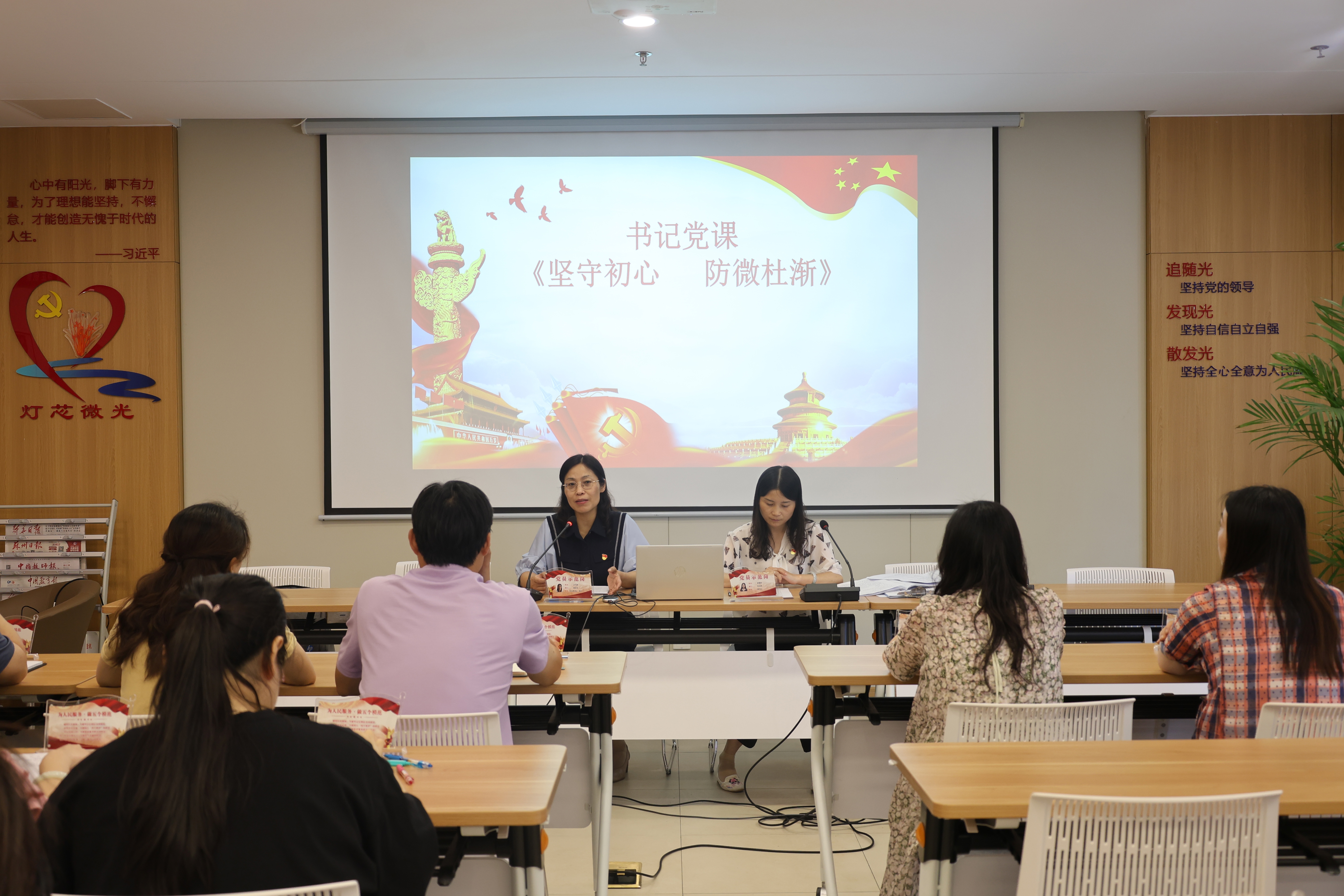 会议室里的人们

描述已自动生成