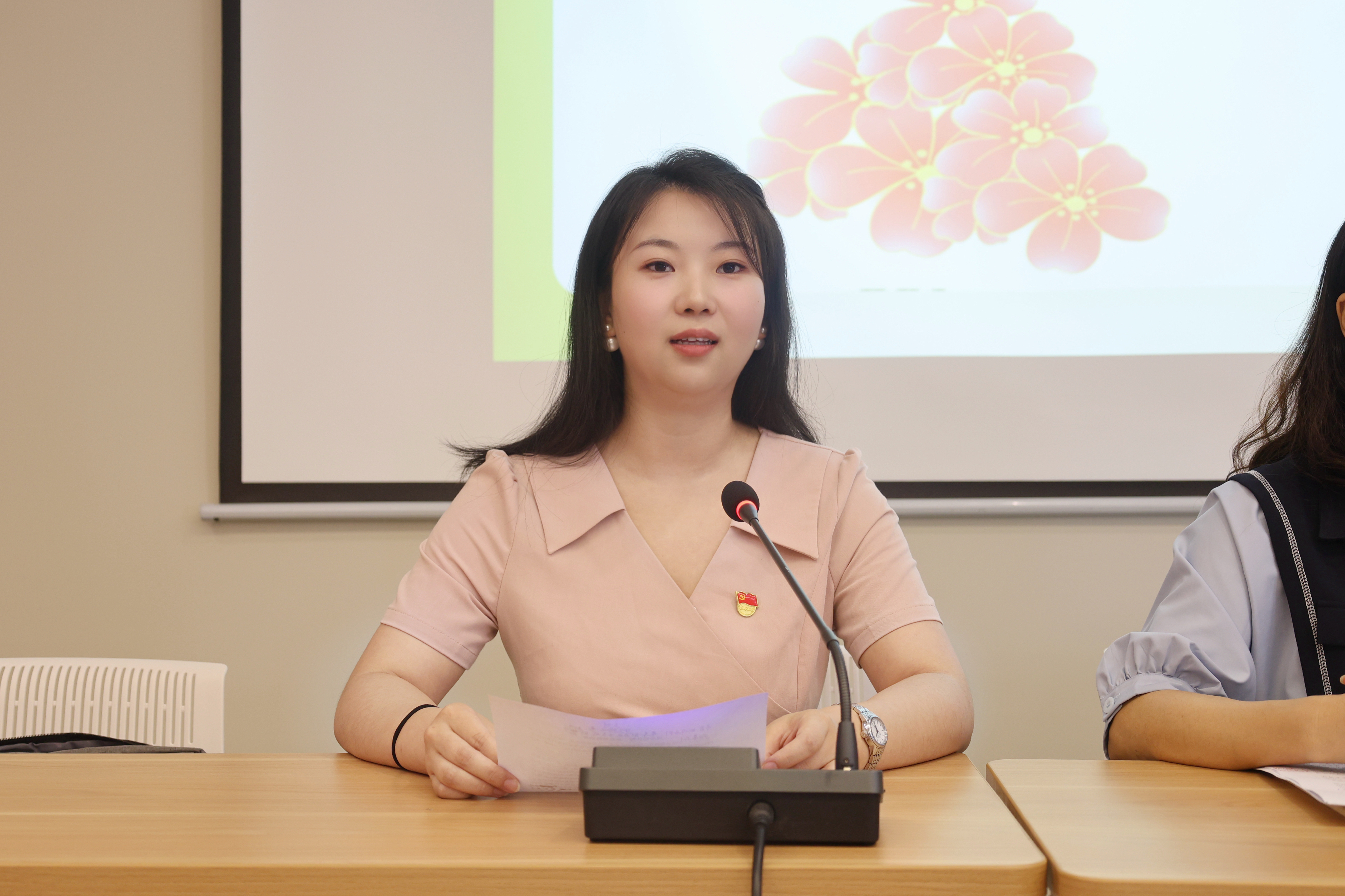 男人和女人坐在桌子前

描述已自动生成