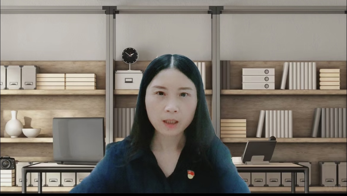 穿蓝色衣服的女人在厨房里

描述已自动生成