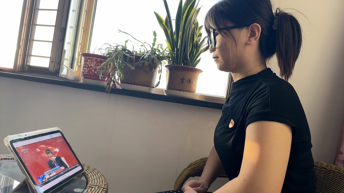 穿黑色衣服的人在房间里

中度可信度描述已自动生成