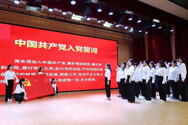 一群人站在台上

中度可信度描述已自动生成
