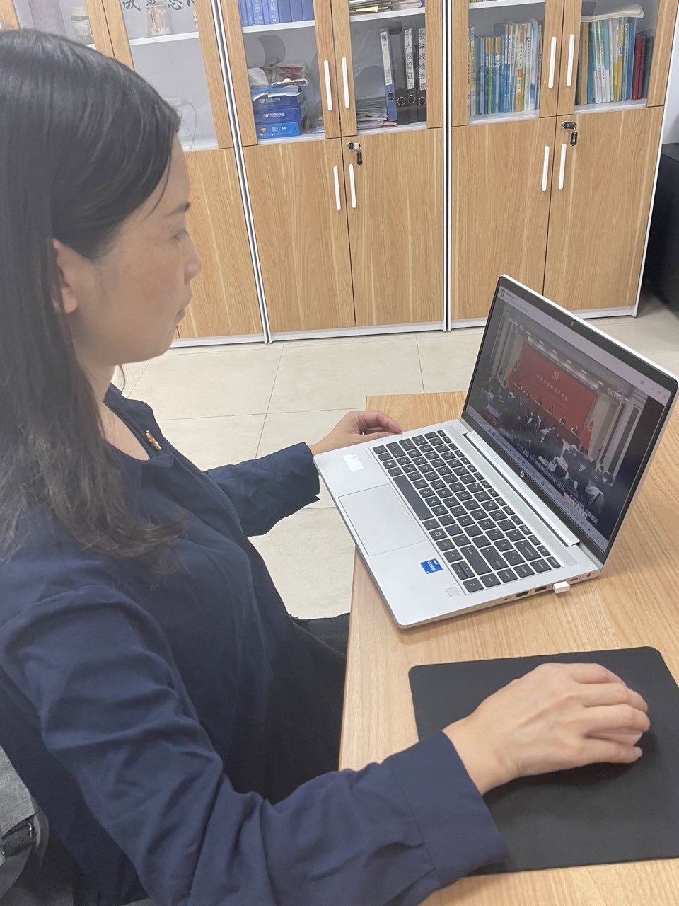 桌子上放着笔记本电脑的女人

中度可信度描述已自动生成