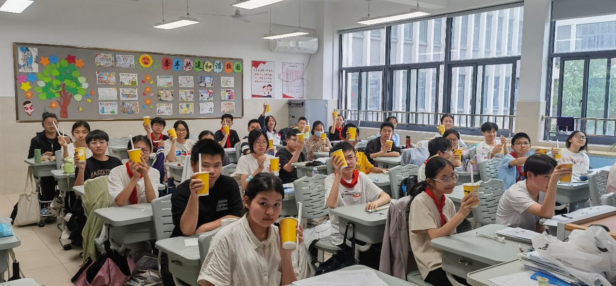 一群人坐在桌子前

描述已自动生成