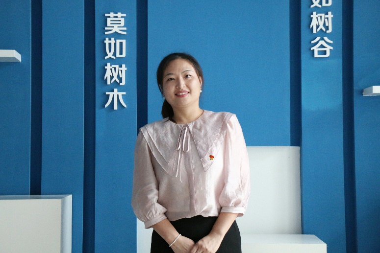 穿蓝色衬衫的人

低可信度描述已自动生成