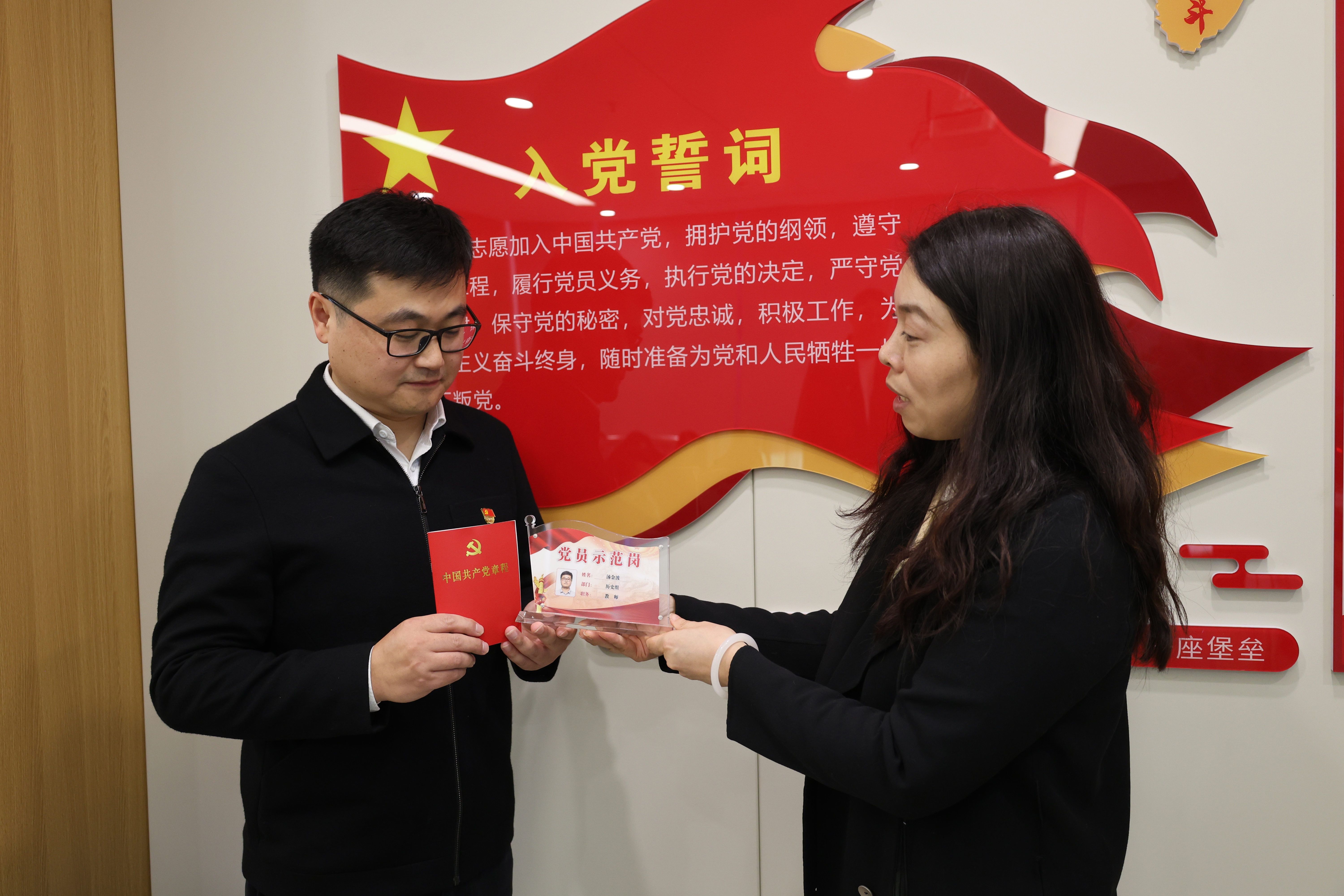 图片包含 人, 男人, 站, 女人

描述已自动生成