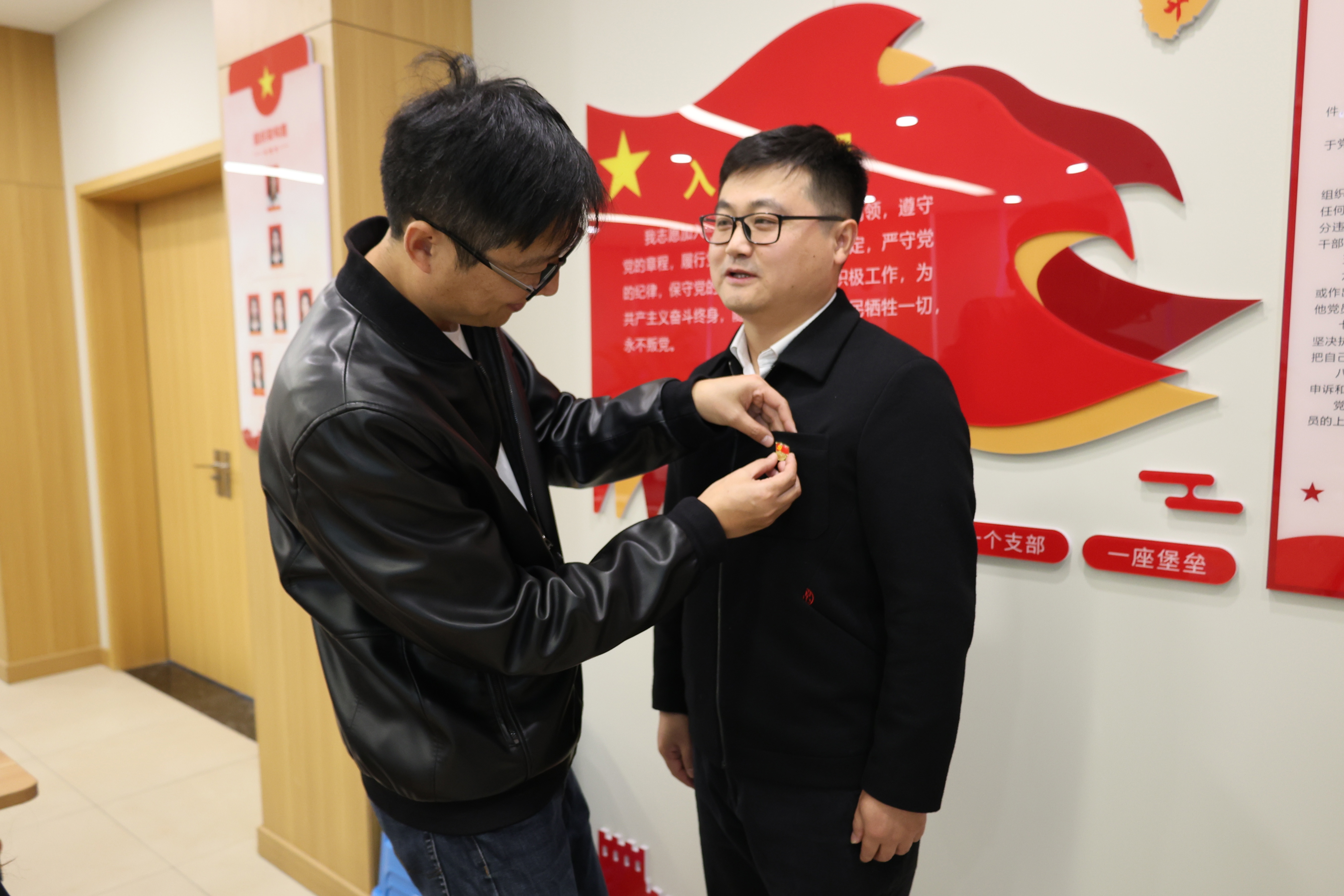 穿着西装笔挺的男子与男孩

中度可信度描述已自动生成