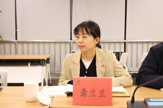 桌子前坐着男孩
中度可信度描述已自动生成