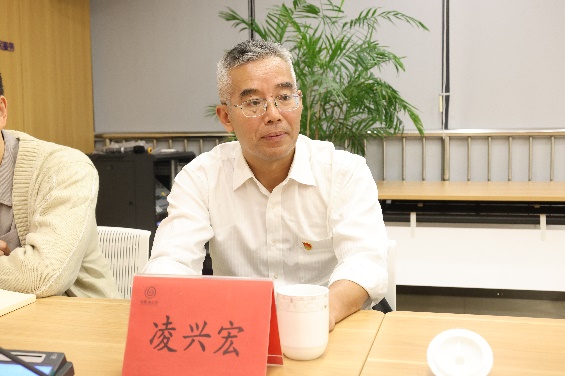 图片包含 桌子, 室内, 男人, 女人
描述已自动生成
