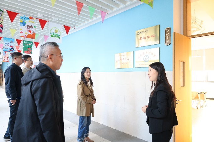男人和女人站在墙边
中度可信度描述已自动生成
