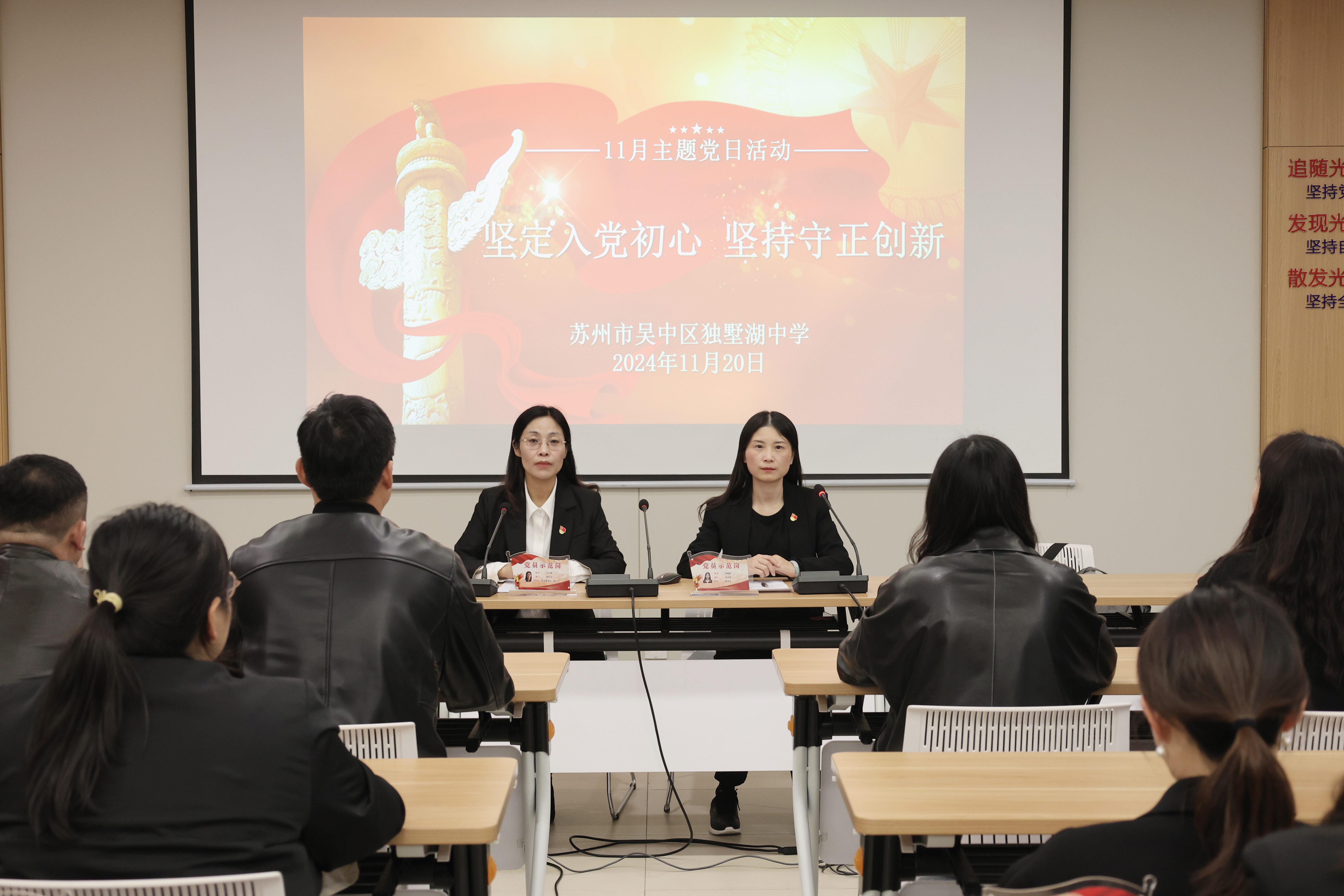 会议室里的人们

描述已自动生成