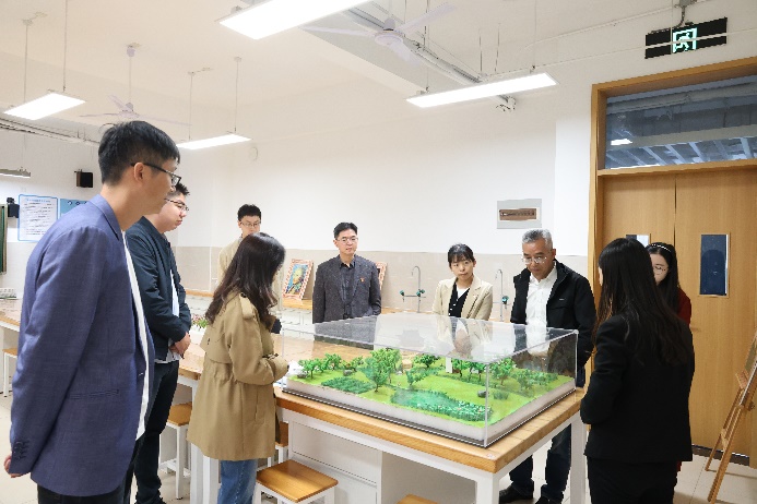 男人和女人在切蛋糕

低可信度描述已自动生成