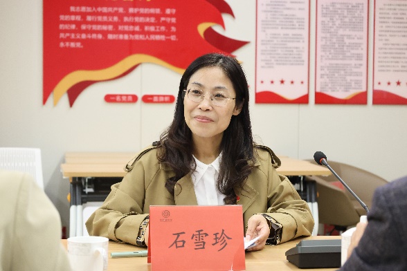 戴着眼镜的女人在桌子前

中度可信度描述已自动生成